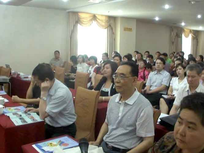 各界人士認(rèn)真聽(tīng)胡總授課.jpg